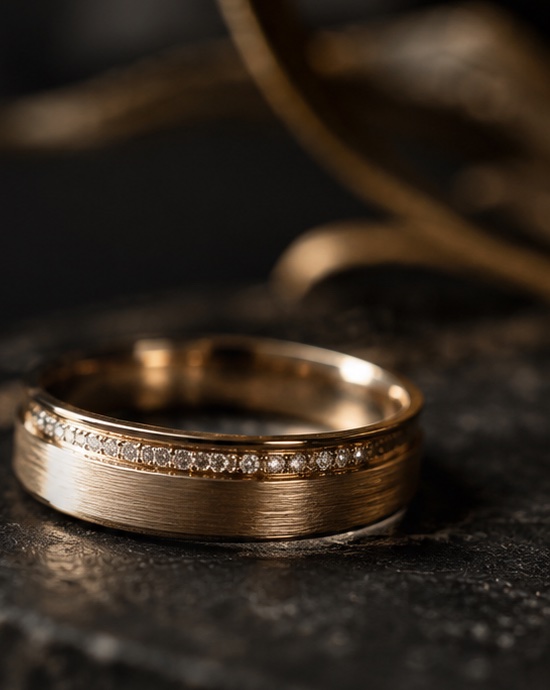 Ring aus Gold mit einer Reihe kleiner Diamanten auf dunklem Stein